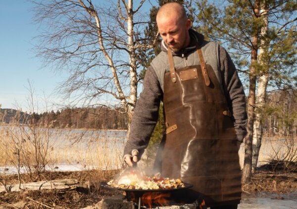 Ordentligt skinnförkläde med Savour Outdoor loggan inbränt för hand på bröstet. Spännbart och passar alla. Handdukshållare. Får en vacker och mörk patina vid mer användning.