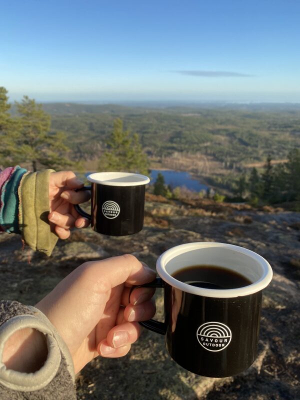 Våran emaljmugg, svart utvändigt och vit inuti. Perfekt till kokaffe, varm choklad eller andra varma drycker.