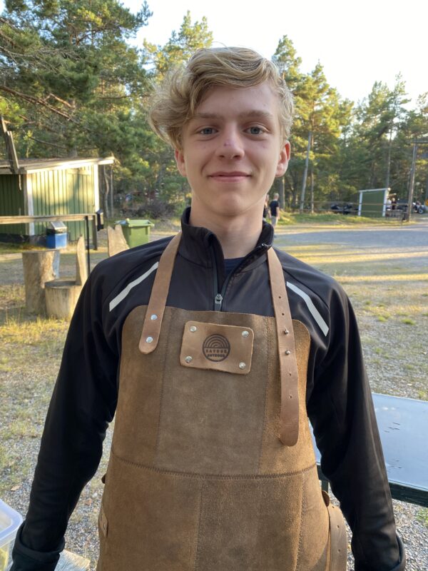 Ordentligt skinnförkläde med Savour Outdoor loggan inbränt för hand på bröstet. Spännbart och passar alla. Handdukshållare.