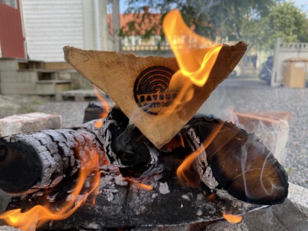 Vedträ hand bränt. För en rolig detalj i vedlåren eller bara ett bidrag till mer ved åt matlagning i naturen